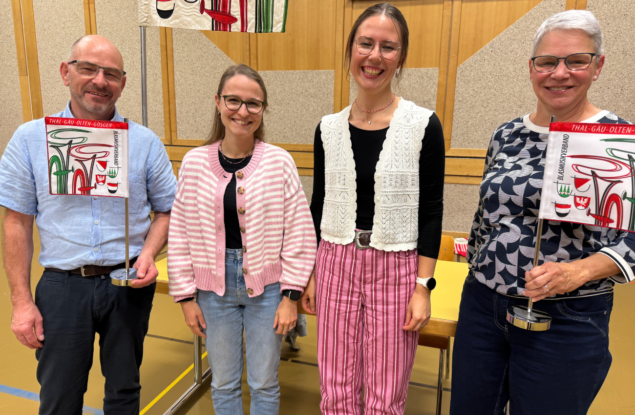 Die beiden neuen Ehrenmitglieder mit Fanion und die neugewählten Vorstandsmiglieder. v.l.n.r. MArkus Koch, Celina Grolimund, Anja Winiger und Ursula Tschan